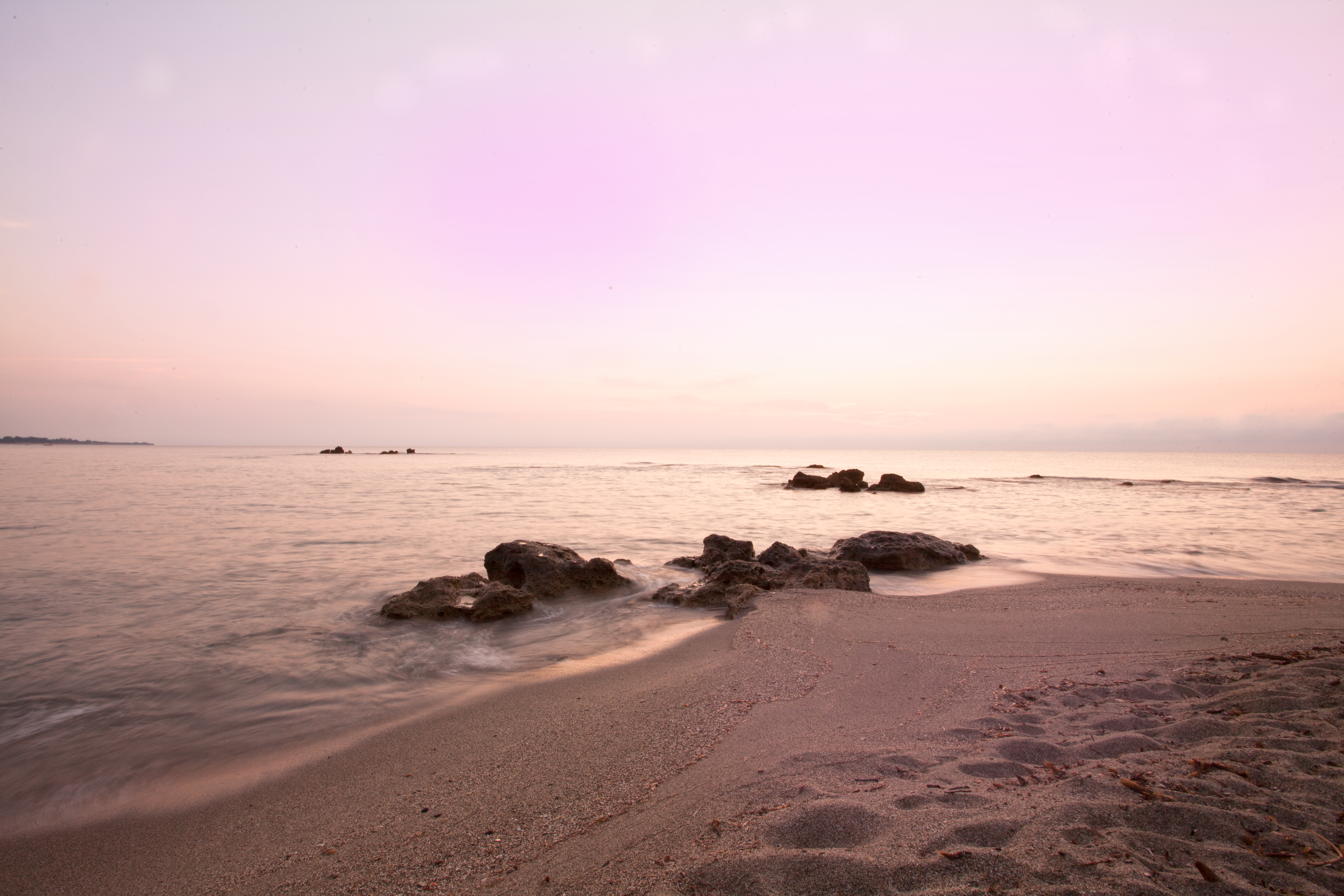 https://www.naturisme.com/Refonte-2018/assets/pic/galerie/plages/Originales/Lever de soleil Bagheera 2.jpg